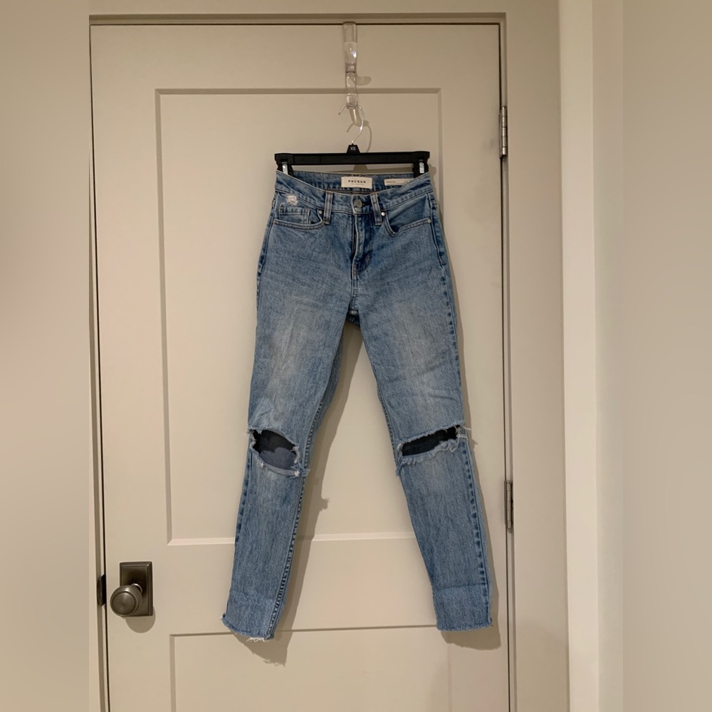 Distressed light jeans